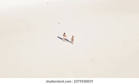 mujeres desnudas en la playa Search